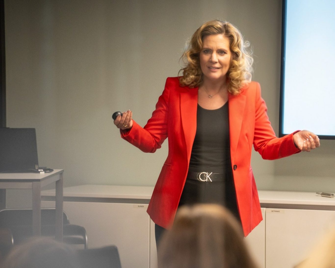 Natascha Enders hält eine Keynote zu smarter Kommunikation vor einem Publikum.
