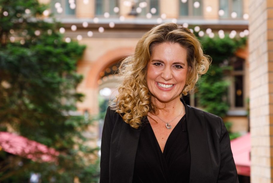 Natascha Enders im Außenbereich vor Backsteinbögen – Portrait für Preisverleihungen